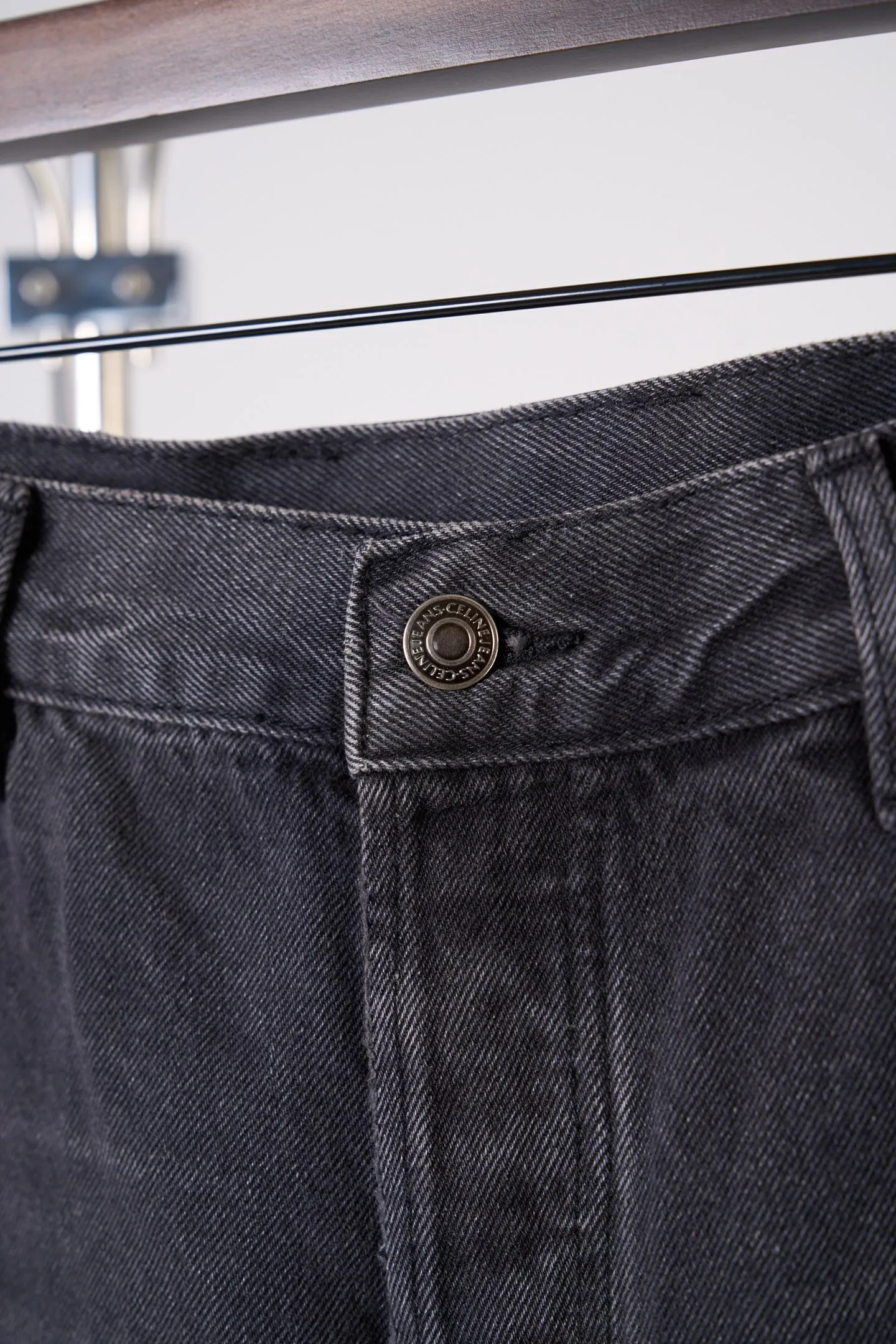 [Real auction] Celine/Celine Paris patchwork leather jeans [In Stock] 28 29 30 31 Customized ebony pattern reforged denim, stiff and stylish, comfortable and skin-friendly, carbon black fermentation dyeing fades the sharp edge, mottled whiskering texture covers the denim, interpreting the relaxed and elegant French Retro, straight silhouette, stretch and casual, continuing the classic five-pocket precision structure of denim. Five CELINE PARIS patches of different shapes are stacked vertically on the trousers. They are staggered and arranged to replicate the Retro aesthetics of past travel souvenir patches. It forms the core of the visual narrative of the garment. The CELINE leather patch is inlaid on the back waist. The identity of the family is engraved discreetly between the waists. The travel patch is used to deconstruct the brand symbol. It combines French Retro heritage and street style. It writes a luxurious and rebellious Retro attitude on the denim. It adopts patterned motorcycle stitching. Precisely control the sewing line by drawing a prototype machine to ensure the precise positioning of CELINE PARIS patches and complete alignment of horizontal and vertical lines. The prototype is accurately aligned by hand to ensure a tight opening and closing. Combination of rub-press wrinkle whisker technology and gun-painted cat whisker technology. Prioritize hand rubbing in specific areas to achieve natural wrinkle effects. Then use specific tools to draw the texture of the cat's whisker shape to create a full visual effect. Adopt purely artificial regular edge grinding process and hand-polished ablation fabric veil lines. Create a staggered hairy texture and layered depth on the edge of the bag to form a natural aged and worn texture. Use multiple horses to rub sand. Use high-pressure spray guns to rub at specific parts to achieve a local gradient effect. Then use frosting technology to create a unique texture pattern. The workmanship is extremely complex and time-consuming and labor-intensive. Stone grinding is light fermentation➕stretching and bleaching to soften. The mutual friction between pumice and clothing causes wear and fading effects on the denim surface. Combining pulling and bleaching. Make the clothes produce a certain texture and stretching effect while bleaching. Stir-fry snowballs and stir-fry salt. Prepare a special solution. Add a certain amount of dye. Soak the denim material in it to absorb the solvent. Then scrub it and dry it to further fade and oxidize it, creating a loose fit.